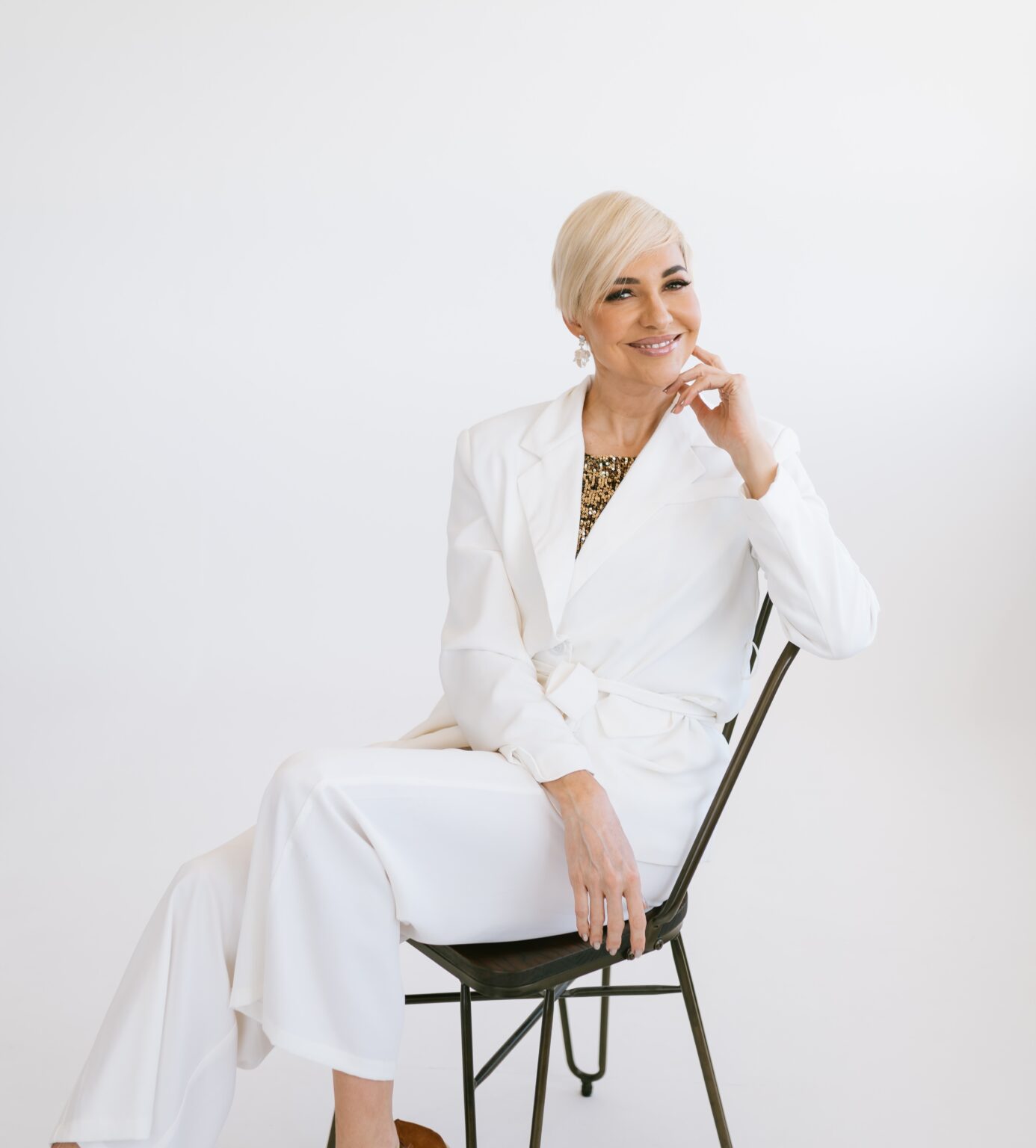 Liezel van der Westhuizen: Burnout Business & Mental Fitness Coach – Hypnotherapist ; Emcee, Speaker, Television & Radio Presenter